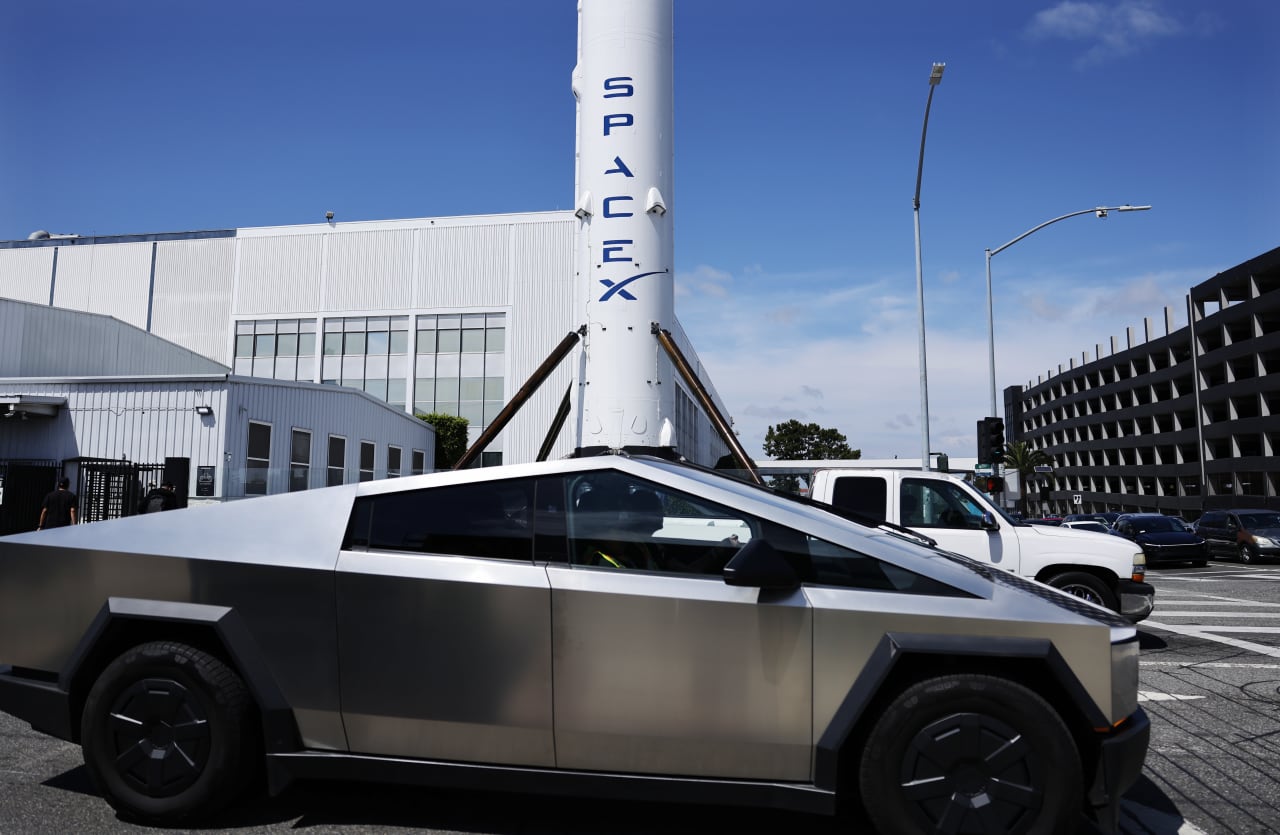 Why investors should be skeptical of a potential Tesla-SpaceX merger — MarketWatch